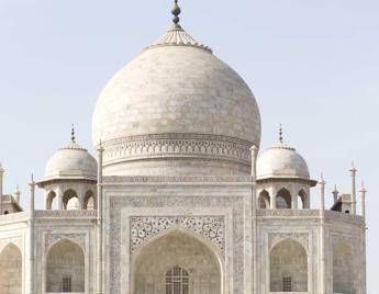 India, nonostante il record di casi covid riapre il Taj Mahal